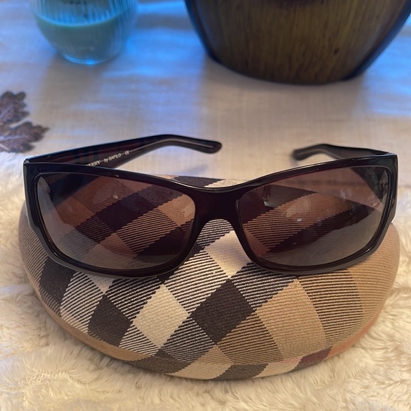Authentic Burberry sunglasses! - Picture 4 of 4